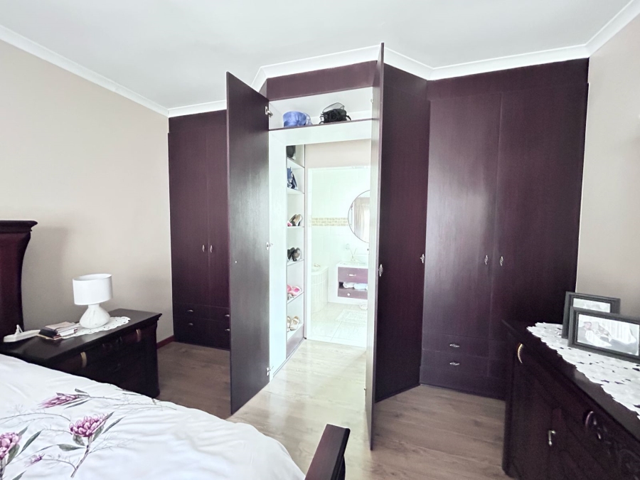3 Bedroom Property for Sale in Cove Rock Eastern Cape